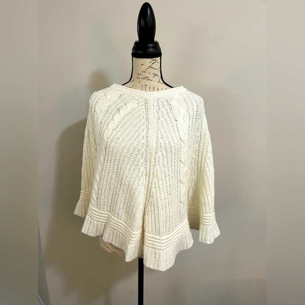 Cableknit sweater cape 🖤.
